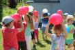 Zabawy Maleństw z balonami wodnymi